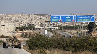 Un carro armato dell'esercito siriano su un'autostrada nella periferia di Khan Sheikhoun, sud-ovest di Aleppo, domenica 1 dicembre 2024. 