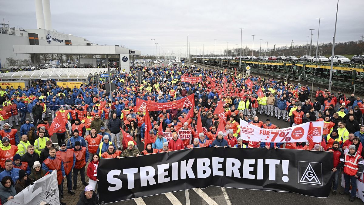 Volkswagen workers on strike over proposed pay cuts and plant closures |  Euronews