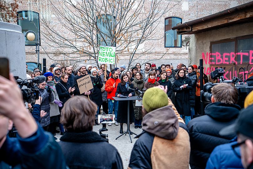 177 employees threatened to resign at a press conference held outside the gallery