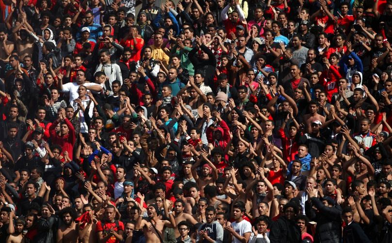 مشجعو نادي الأهلي المصري لكرة القدم يحتفلون في 26 كانون الثاني يناير 2013 بحكم قضائي يقضي بإعدام 21 شخصا في أحداث عنف كرة القدم عام 2012 