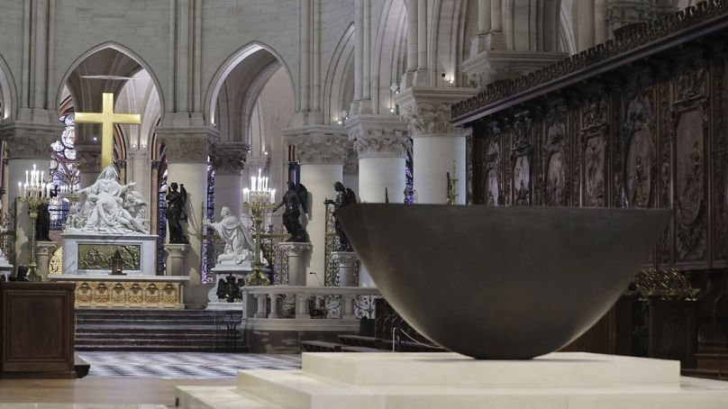 Az oltár és a kórus a Notre-Dame-ban 2024.11.29-én.