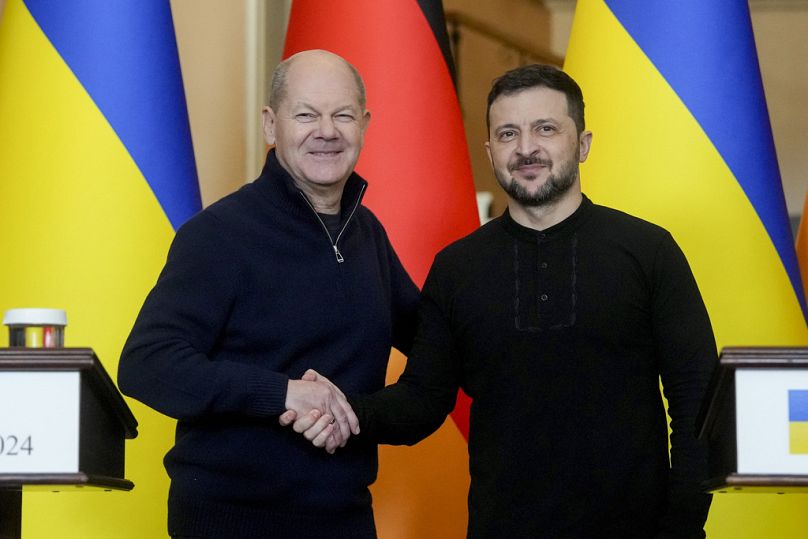 O Presidente da Ucrânia, Volodymyr Zelenskyy, à direita, e o Chanceler alemão, Olaf Scholz, participam numa conferência de imprensa em Kiev, Ucrânia, segunda-feira, 2 de dezem