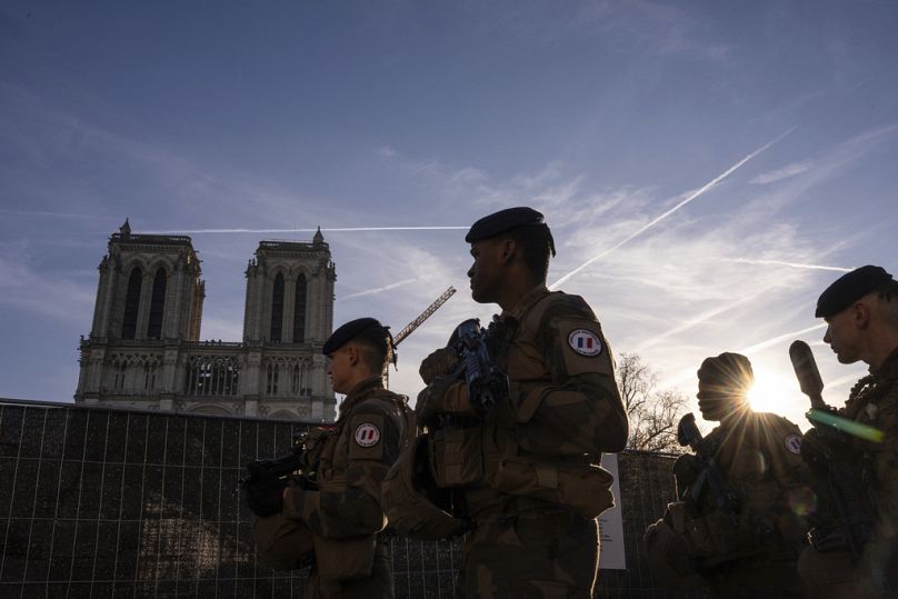 Des soldats de l'opération antiterroriste française Sentinelle patrouillent pendant la visite du président français Emmanuel Macron à la cathédrale Notre-Dame, 29.11.2024