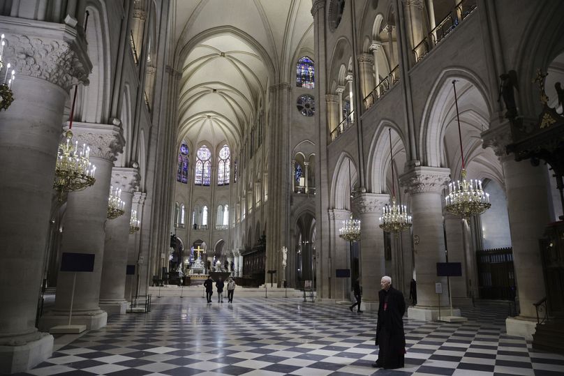 Un prêtre marche dans la cathédrale Notre-Dame restaurée, vendredi 29 novembre 2024 à Paris.