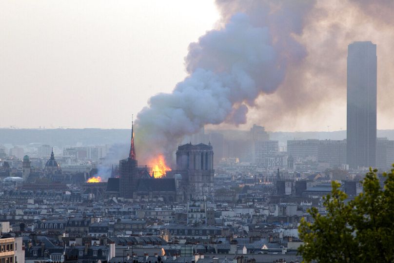 Notre Dame Katedrali'ndeki yangının görüntüsü, 15 Nisan 2019.