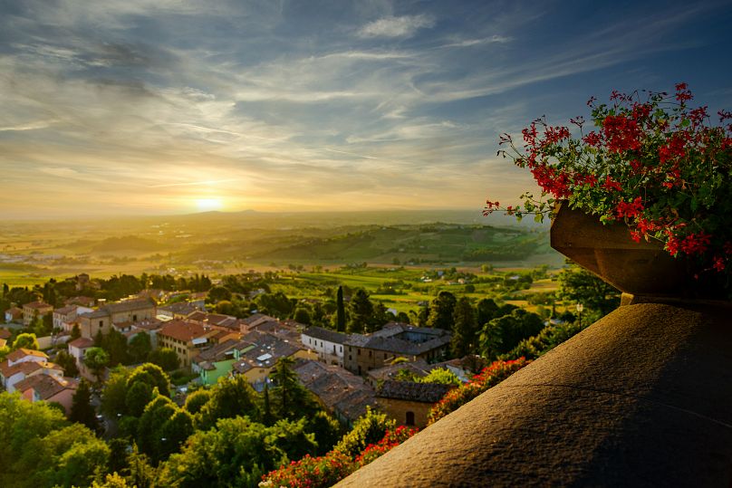 Bertinoro es conocido como el Balcón de Romaña por sus elevadas vistas sobre sus dos ciudades más cercanas, Forlì y Cesena, y hasta el mar. 