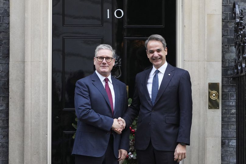 Starmer e Mitsotakis à porta de Downing Street em Londres