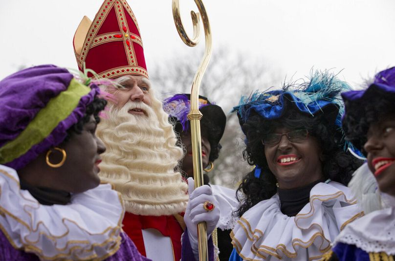 A Mikulás holland változata, Sinterklaas és fekete arcú segítői, a „Zwarte Piet” gőzhajón érkezik 2013. november 16-án