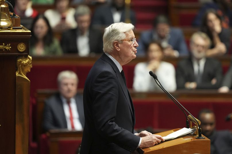 Il primo ministro francese Michel Barnier pronuncia il suo discorso all'Assemblea nazionale, 2 dicembre 2024, Parigi