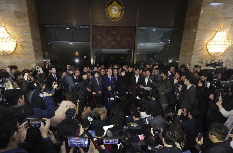 Le leader du Parti démocrate de Corée du Sud, Lee Jae-myung, en haut au centre, s'exprime à l'Assemblée nationale à Séoul. 