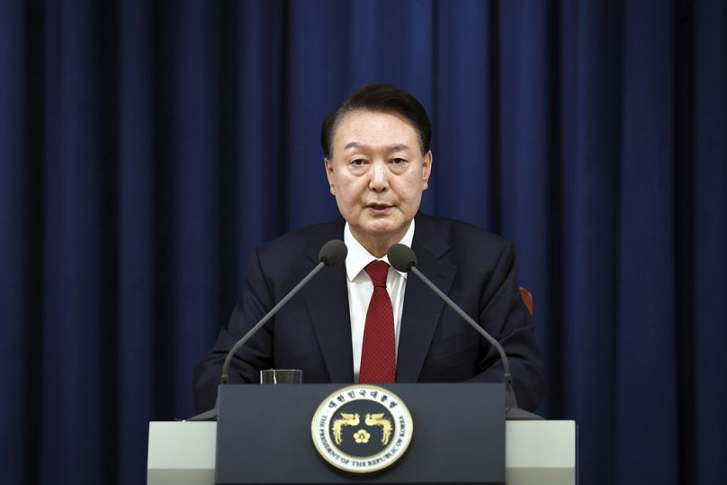 Jun Szogjol, Dél-Korea elnöke miközben bejelenti a rendkívüli állapot bevezetését