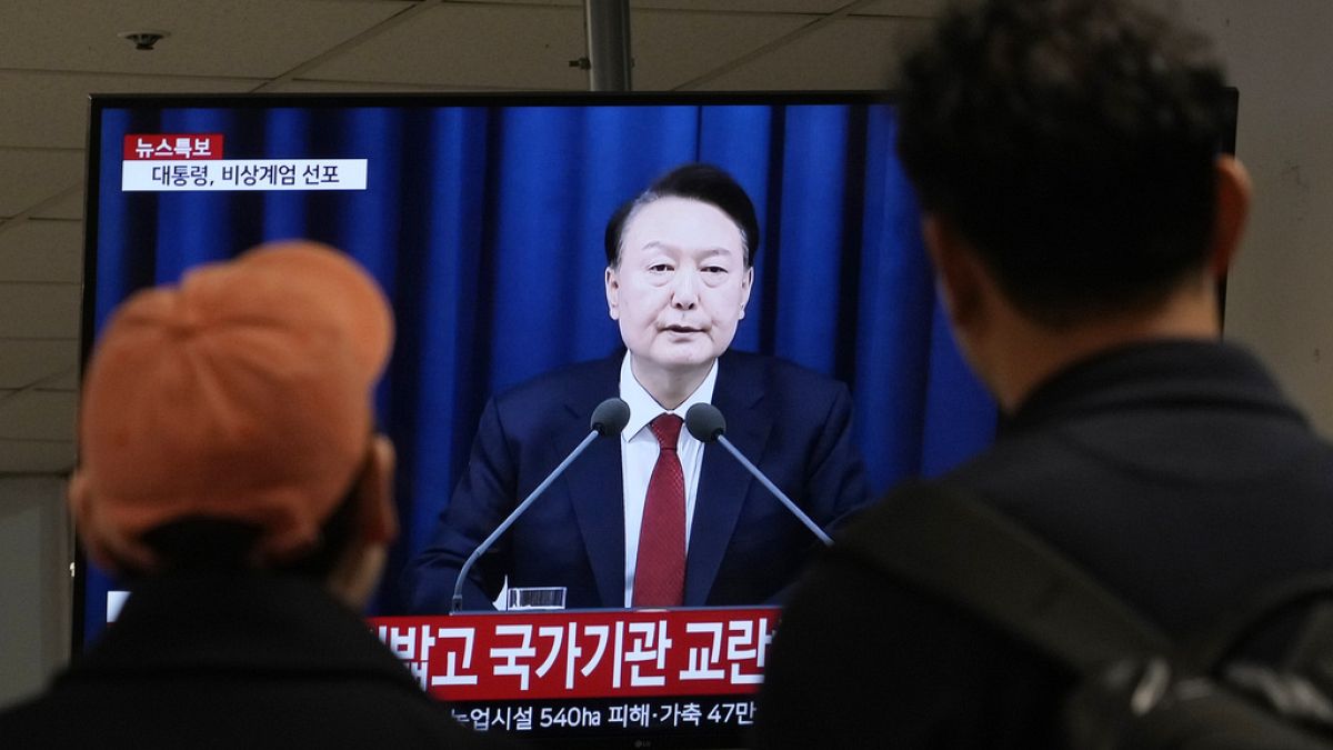 Leváltás fenyegeti a tiszavirág-életű puccsot kirobbantó dél-koreai elnököt