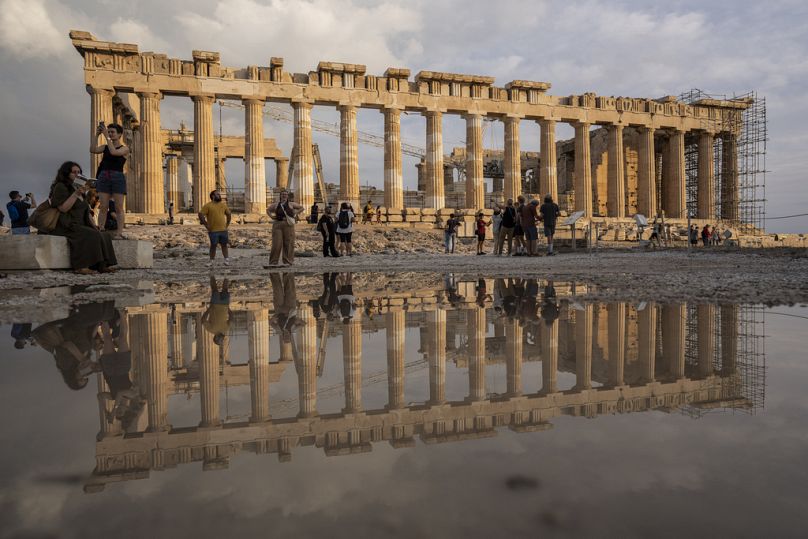 Il tempio del Partenone sull'antica collina dell'Acropoli di Atene, 13 giugno 2023