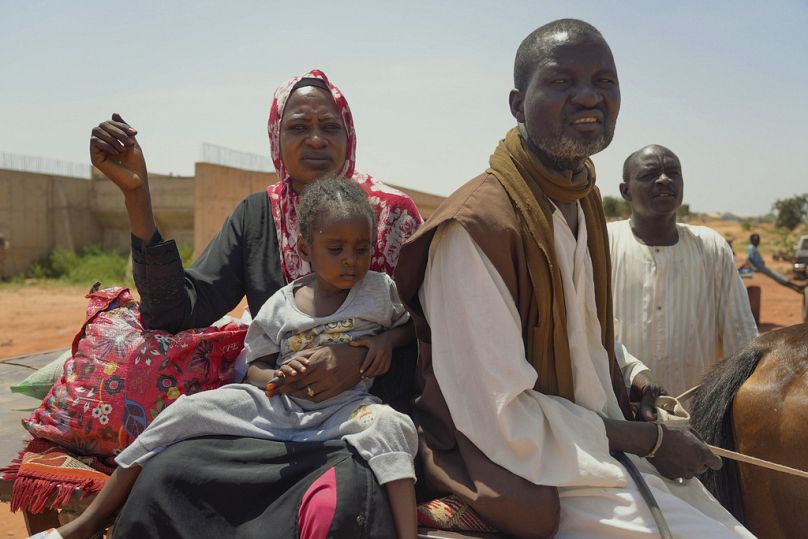 عثمان طاهر وعائلته يعبرون من السودان إلى تشاد بالقرب من عكا يوم الأحد، 6 أكتوبر. 2024. 