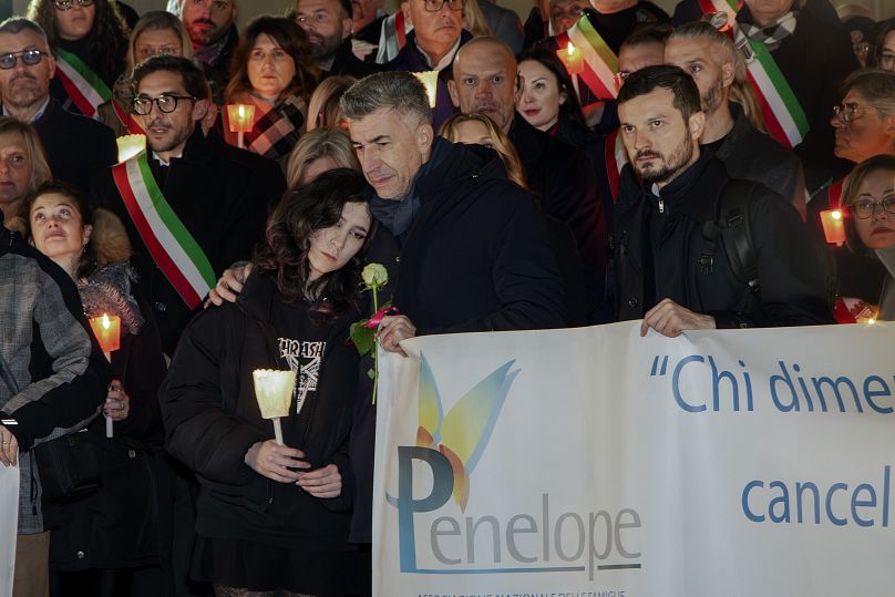 Gino Cecchettin et sa fille Elena lors d'une procession près de Venise, en Italie, le dimanche 19 novembre 2023, après que la police a retrouvé le corps de Giulia.