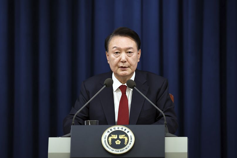 Le président sud-coréen Yoon Suk Yeol s'exprime lors d'une conférence de presse au bureau présidentiel de Séoul, en Corée du Sud, le mardi 3 décembre 2024.