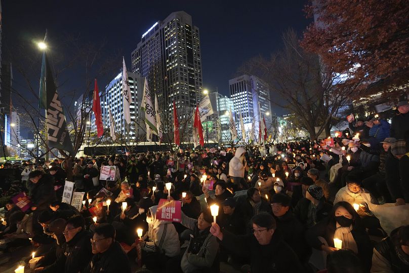 Des manifestants lors d'une veillée aux chandelles contre le président sud-coréen Yoon Suk Yeol à Séoul, en Corée du Sud, le mercredi 4 décembre 2024.