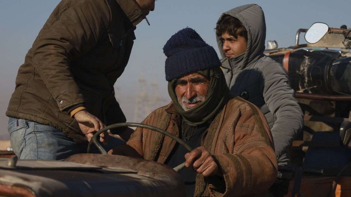 " شردونا ضد إرادتنا".. آلاف الأكراد النازحين من حلب يصلون إلى المناطق الكردية بالقرب من الرقة