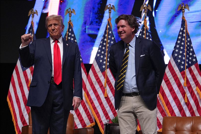 Donald Trump és Tucker Carlson az amerikai elnökválasztási kampány hajrájában
