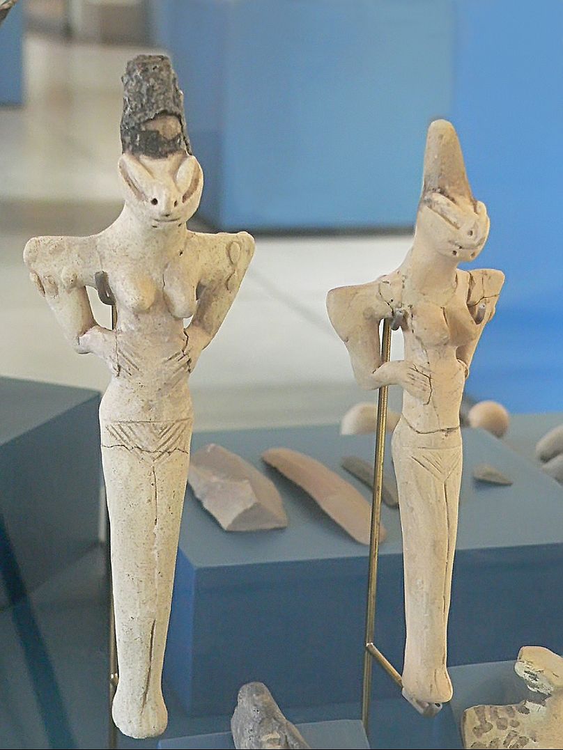 Esculturas de personas con cabezas de reptiles de cultura Obeid