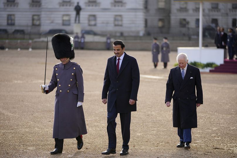 أمير دولة قطر الشيخ تميم بن حمد آل ثاني وملك بريطانيا تشارلز الثالث، يعبران موكب حرس الخيالة لتفقد حرس الشرف في لندن، الثلاثاء 3 ديسمبر 2024