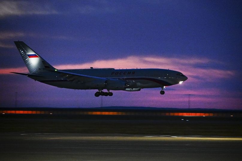 ARQUIVO: O avião Ilyushin Il-96 com o Presidente russo Vladimir Putin a bordo aterra no aeroporto internacional nos arredores de Astana, 9 de novembro de 2023