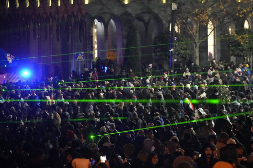 Göstericiler, 4 Aralık 2024 Çarşamba günü Gürcistan'ın Tiflis kentindeki parlamento binası dışında düzenlenen miting sırasında polise karşı lazer kullanıyor.