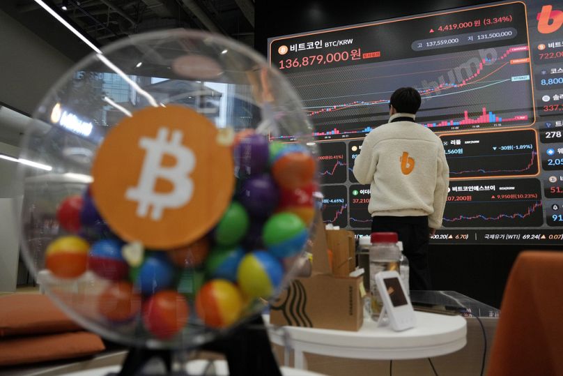 موظف يراقب لافتة إلكترونية تعرض أسعار البيتكوين والعملات المشفرة الأخرى في صالة بورصة Bithumb للعملات المشفرة في سيول، كوريا الجنوبية، الخميس، 21 نوفمبر/تشرين الثاني 2024.