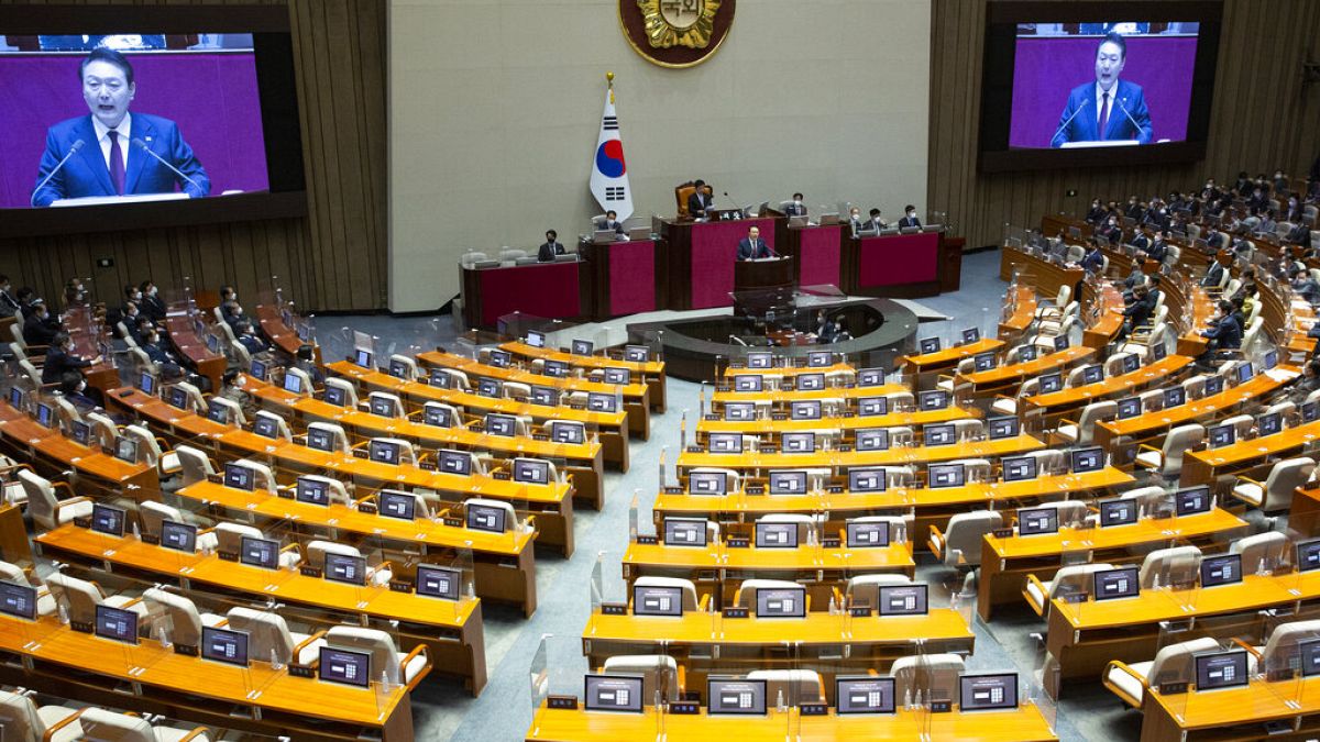 Le Parlement va examiner la destitution du président sud-coréen Yoon Suk-yeol