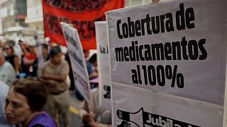 No Comment. Argentine : la fin de la gratuité des médicaments, les retraités dans la rue
