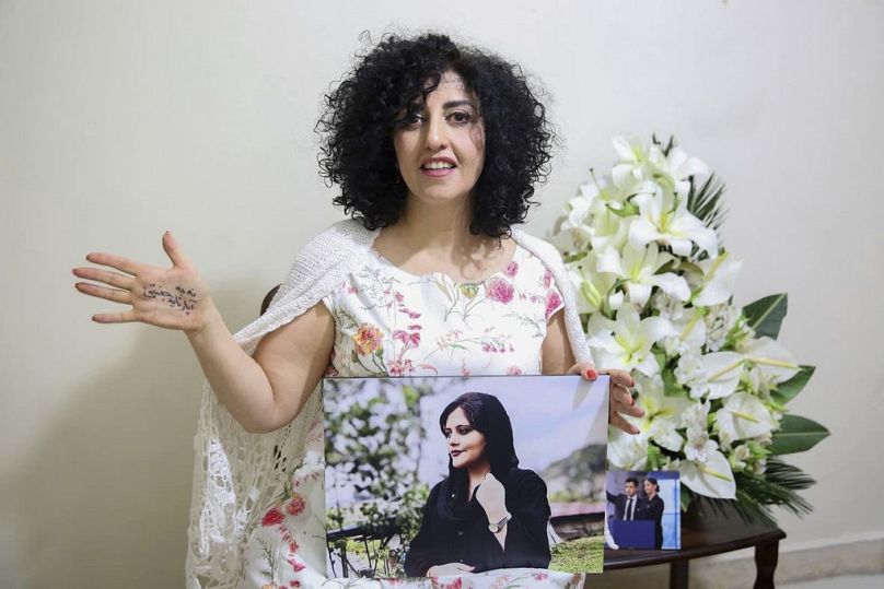 صورة نشرها أرشيف مؤسسة نرجس تظهر الناشطة محمدي بعد إطلاق سراحها بإجازة طبية في طهران وكُتب على يدها باللغة الفارسية إنهاء الفصل العنصري بين الجنسين 4 كانون الأول ديسمبر 2024