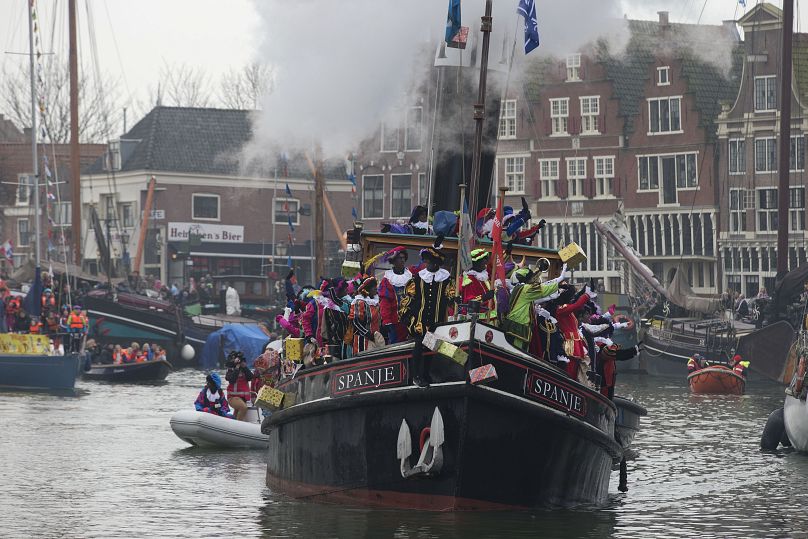 Personas vestidas como Zwarte Piet llegan con Sinterklaas en barco a Hoorn, 2013