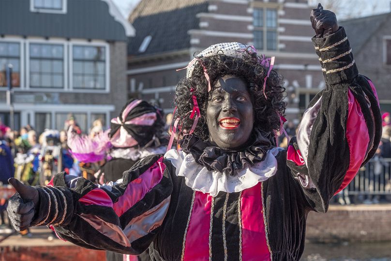 Pedro el Negro interactúa con los niños durante la llegada de 'Sinterklaas' a Monnickendam, Países Bajos.