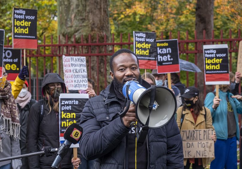 Jerry Afriyie se dirige a los transeúntes durante la protesta contra 'Pedro el Negro'