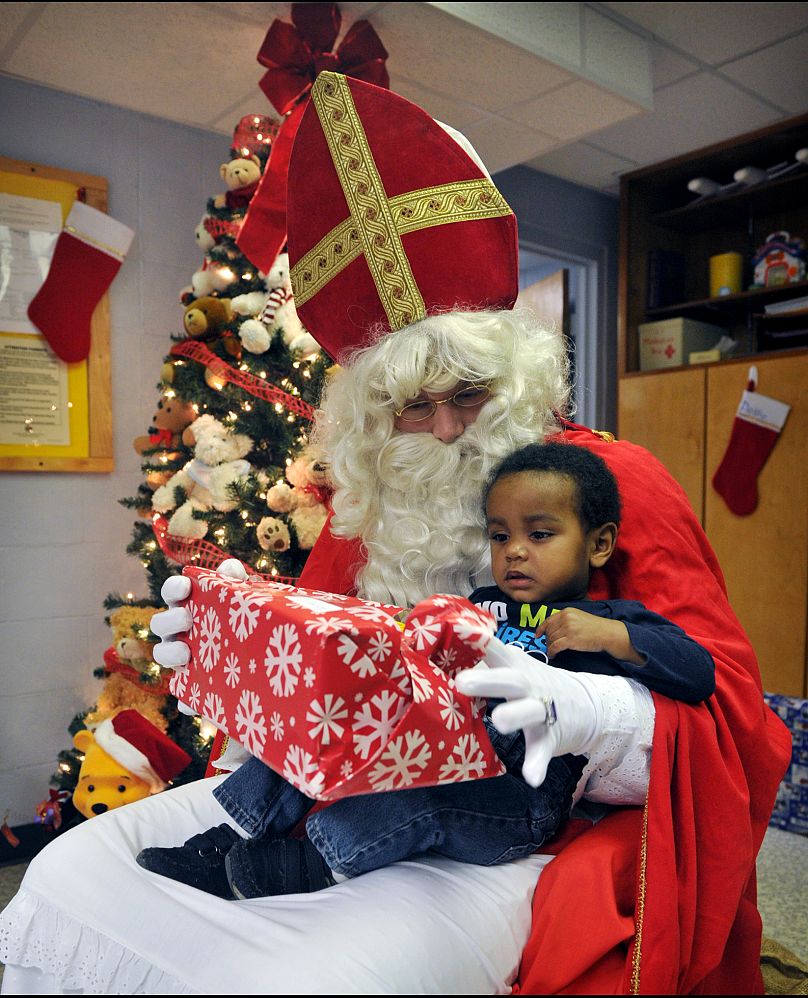 Sinterklaas con un niño pequeño