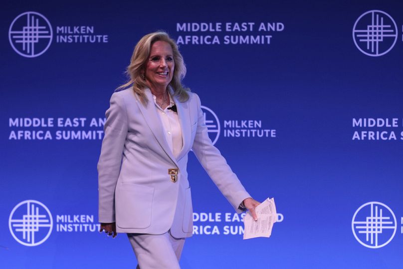 السيدة الأولى الأمريكية جيل بايدن في قمة معهد ميلكن للشرق الأوسط وأفريقيا في أبو ظبي  5 كانون الأول  ديسمبر 2024