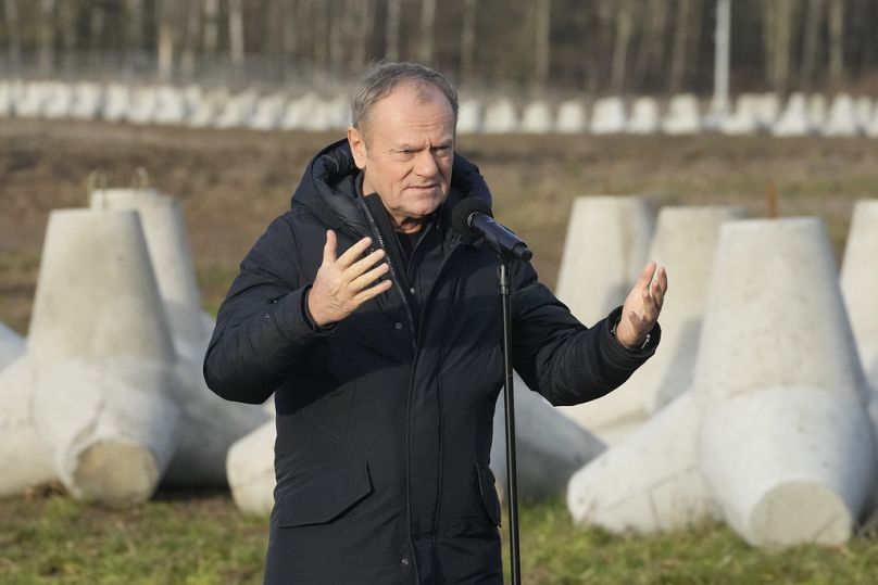 Il primo ministro polacco Donald Tusk parla ai giornalisti a Dabrowka, in Polonia, durante una visita al confine con la Russia, 30 novembre 2024