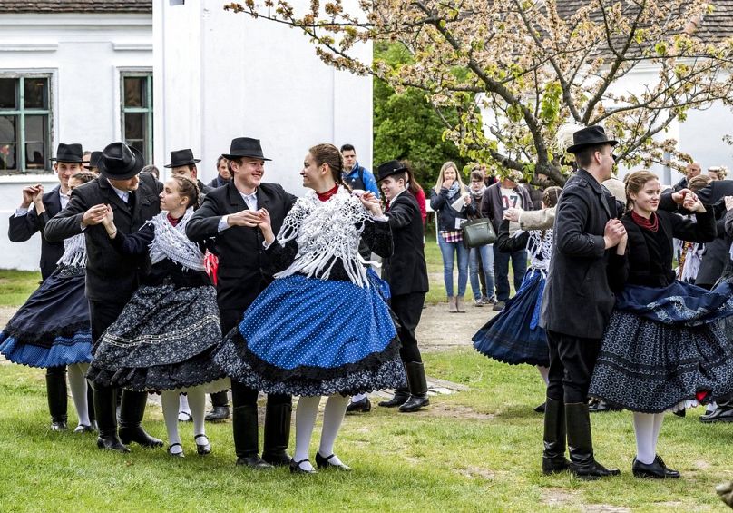 A mosonmagyaróvári Lajta néptáncegyüttes tagjai a szentendrei skanzenben 2017. április 16-án