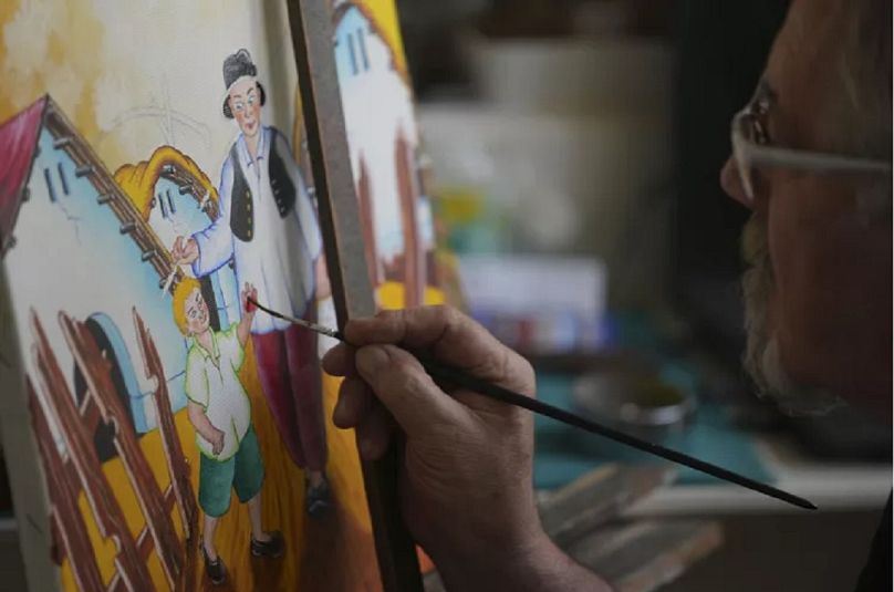 ستيفان فارغا يرسم في غرفته في قرية كوفاتشيتسا، صربيا. داركو فوينوفيتش