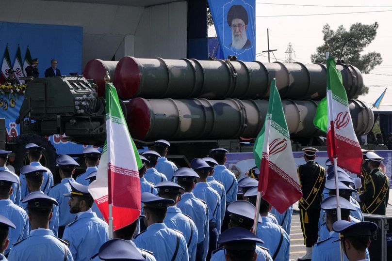 Un sistema de defensa antiaérea S-300 se exhibe frente a un retrato del líder iraní Alí Jamenei durante un desfile militar cerca del Mausoleo de Jomeini, al sur de Teherán