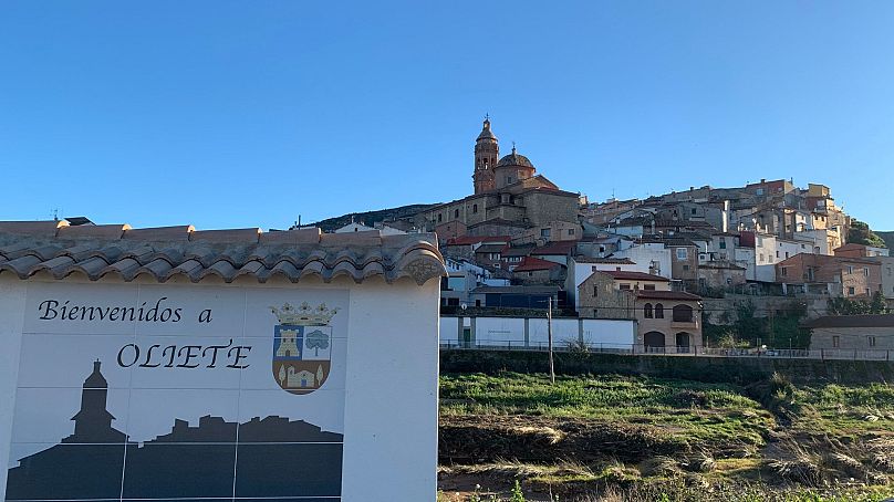 El cartel de bienvenida al pueblo de Oliete