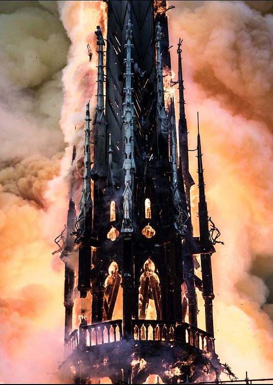 A templomtorony a tűz martalékává lett