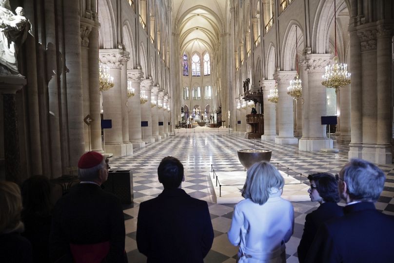 Emmanuel Macron francia elnök feleségével a felújított Notre-Dame-ban, 2024. november 29-én