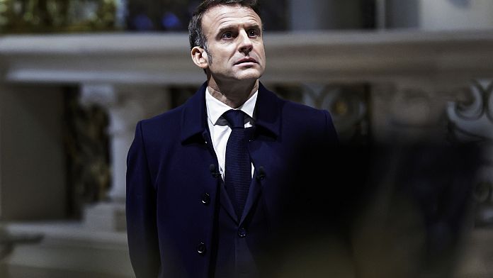 Francia, Macron esclude dimissioni: "Resterò fino a 2027. Nominerò primo ministro i prossimi giorni"