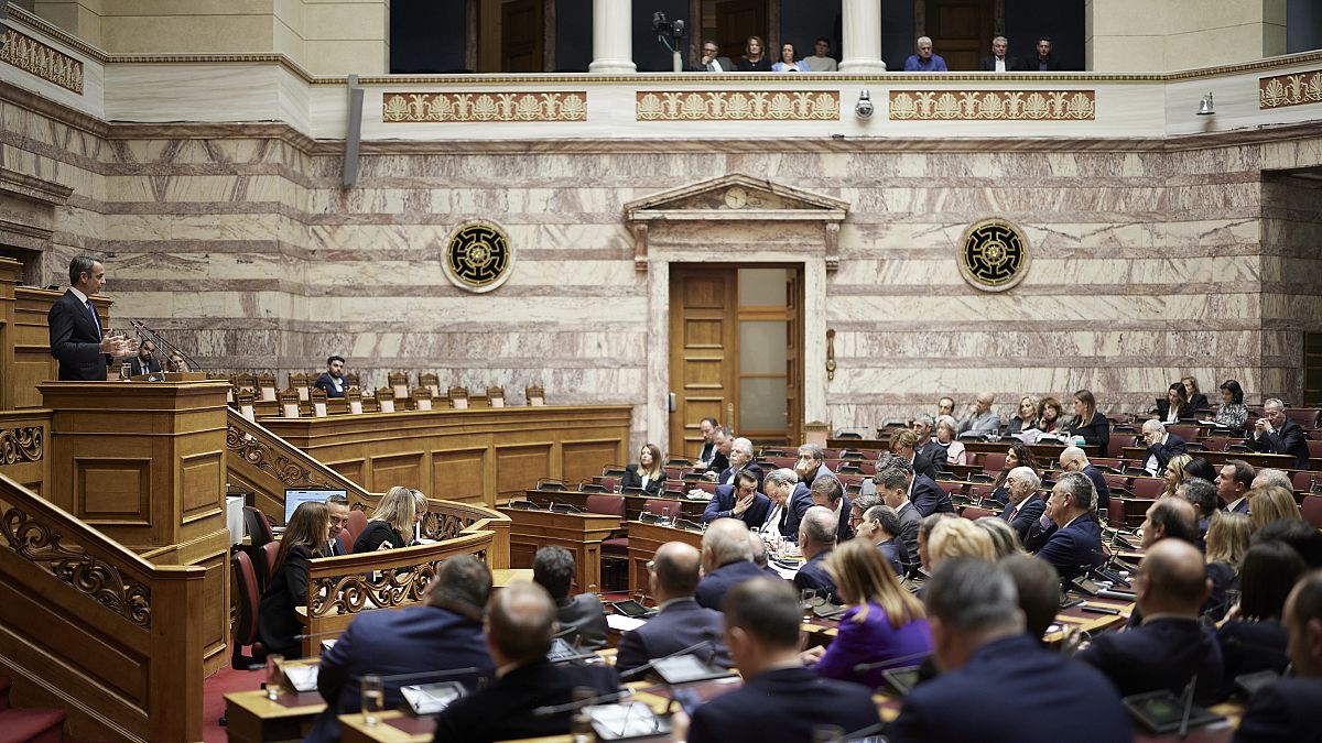 Βουλή: Υπερψηφίστηκε το νομοσχέδιο για τον κατώτατο μισθό με 157 ψήφους υπέρ έναντι 139 “Όχι”