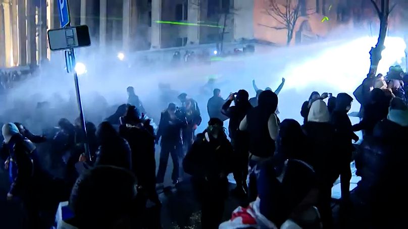 Des combats de rues entre manifestants et policiers dans le centre de Tbilissi 