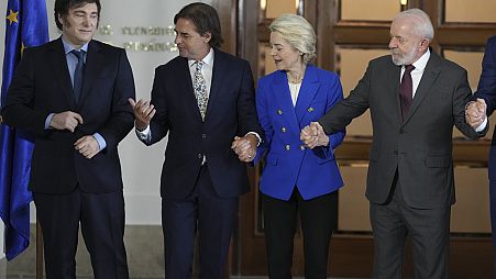 I leader dei Paesi del Mercosur insieme alla presidente della Commissione Ue a Montevideo, Uruguay, 6 dicembre 2024