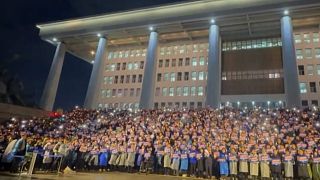 Dimostranti si riuniscono davanti all'Assemblea Nazionale per chiedere l'impeachment del presidente del paese, Seul, Corea del Sud, 05.12.2024