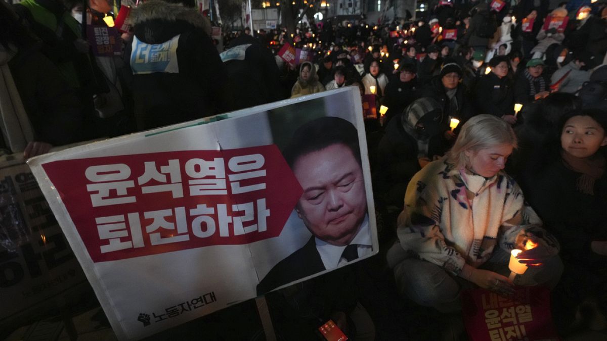 Megkezdték az elnök grillezését a dél-koreai parlamentben az elvetélt puccskísérlet miatt
