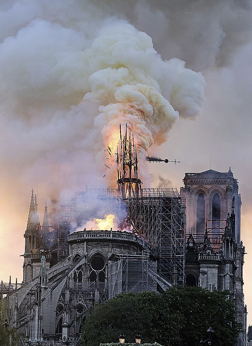 Momentos en los que la aguja de Notre Dame cae del tejado de la catedral